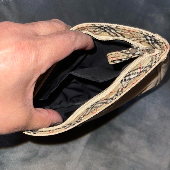 Burberry Preloved pouch excellent condition.. size 6”X 3 1/2” - Picture 7 of 8